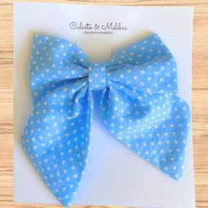 Lazo grande celeste con lunares blancos